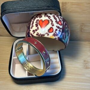 Bundle of 2 bracelets.